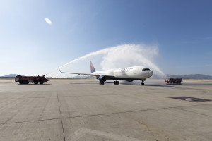 Delta: Έφτασε σήμερα στην Αθήνα απ΄ευθείας πτήση από τις ΗΠΑ