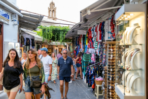 Trivago: Οι Ευρωπαίοι μειώνουν τα μπάτζετ των διακοπών – Πώς επηρεάζεται η Ελλάδα