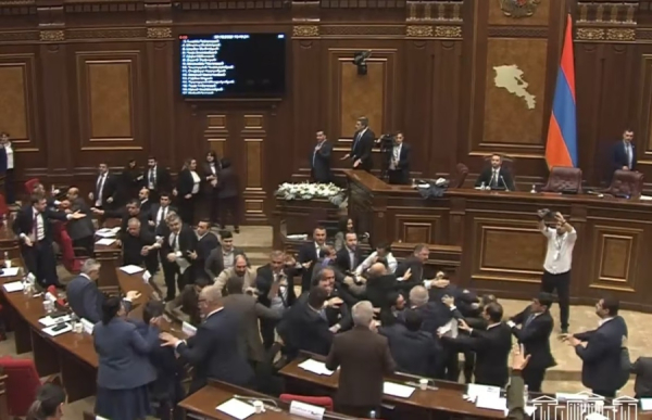 Αρμενία: Σε ρινγκ μετατράπηκε η Βουλή – Άγριο ξύλο μεταξύ βουλευτών