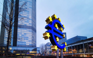Έρευνα Bloomberg: Ταβάνι στο 3,25% για τα επιτόκια της ΕΚΤ, πριν αρχίσουν να πέφτουν