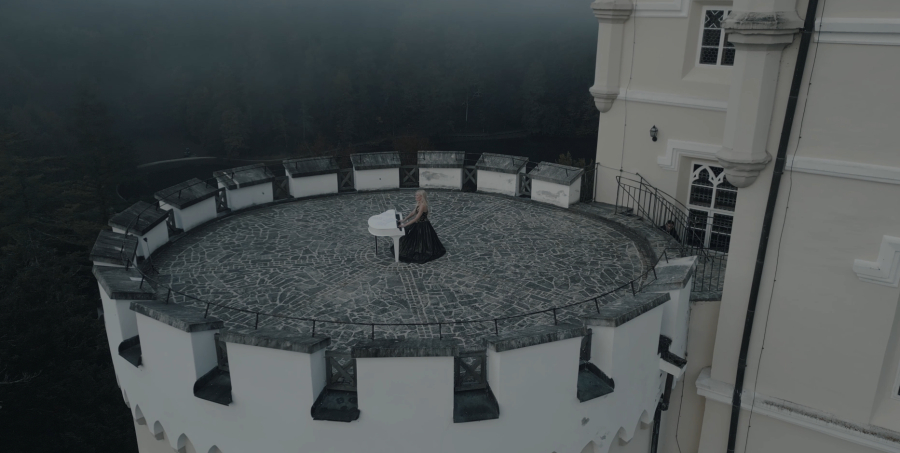 Το ... ιπτάμενο πιάνο της Έλενας Ξυδιά «προσγειώθηκε» σε ένα μεσαιωνικό κάστρο της Κροατίας