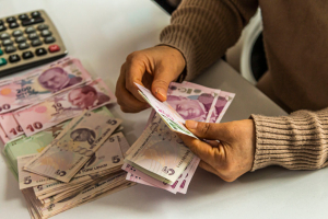 Τουρκία: Στο έλεος του πληθωρισμού οι πολίτες – ΜΜΕ: Αγοράζουν σάπια λαχανικά και μπαγιάτικο ψωμί (vid)