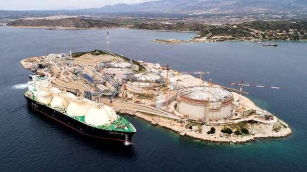To CNBC στη Ρεβυθούσα: Το μικρό νησί που βοηθά την Ευρώπη στην ενεργειακή κρίση (vid)