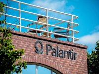 Palantir: Τετραπλασίασε τα κέρδη α΄ τριμήνου για το 2026 στα 870,5 εκατ. δολάρια