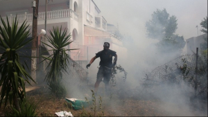 Με υδροφόρες συνδράμει ο δήμος Πειραιά στην κατάσβεση των πυρκαγιών