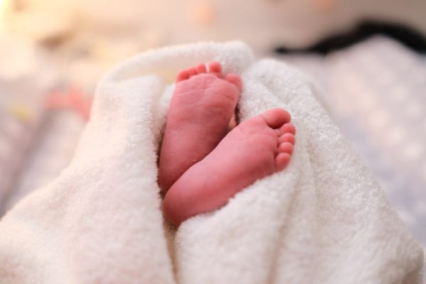 Επέκταση επιδόματος μητρότητας - Ποιους αφορά και τι προβλέπεται για ομόφυλα ζευγάρια