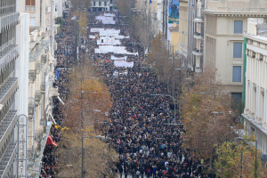 Σε εξέλιξη το μεγάλο συλλαλητήριο της Αθήνας για τα Τέμπη