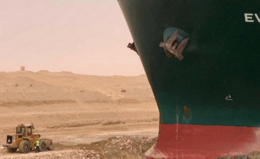 Διώρυγα του Σουέζ: 321 πλοία παραμένουν εγκλωβισμένα