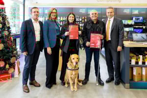 Ο κ. Γιάννης Βασιλάκος, Αντιπρόεδρος και Διευθύνων Σύμβουλος της Κωτσόβολος-Dixons South East Europe, η κυρία Χριστίνα Θεοφιλίδη, Γενική Διευθύντρια Λιανικής Τραπεζικής της Εθνικής Τράπεζας, η κυρία 'Αννα Μπαλάν, ο κ. Χρήστος Κορομηλάς και ο κ. Γιάννος Ιωαννίδης, Επικεφαλής Διεύθυνσης Προϊόντων Λιανικής Τραπεζικής της Alpha Bank, στην εκδήλωση για την παρουσίαση του Ενημερωτικού Εντύπου του Πλάνου Δόσεων Κωτσόβολος σε γραφή Braille