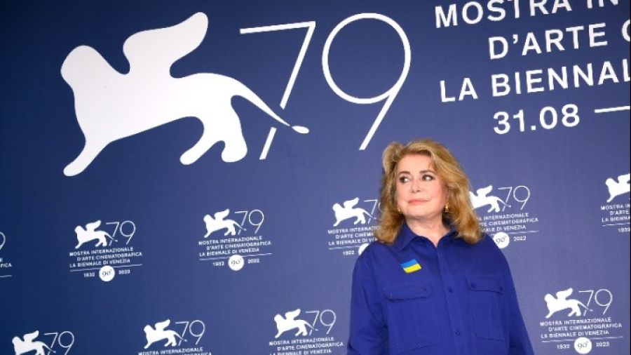 Η 79η Μόστρα της Βενετίας σηκώνει αυλαία τιμώντας την Κατρίν Ντενέβ για το σύνολο της καριέρας της