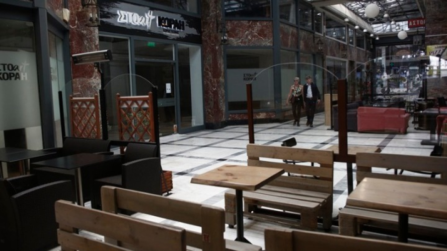 "Παγώνουν" οι νέες άδειες για τραπεζοκαθίσματα στο εμπορικό τρίγωνο της Αθήνας
