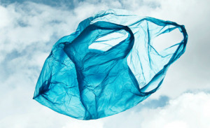 ΙΕΛΚΑ: Ουσιαστική απαλοιφή της λεπτής πλαστικής σακούλας μεταφοράς στα σουπερμάρκετ το 2021