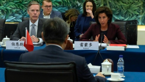 ΗΠΑ: Η οικονομική σχέση με την Κίνα πρέπει να είναι σταθερή, λέει η υπ. Εμπορίου Ραϊμόντο