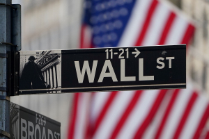 Ανάπτυξη και ομόλογα κρατούν χαμηλά την Wall Street