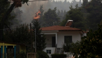 Φωτιά στην Ελεκίστρα: Μάχη με τις φλόγες - Καίγονται σπίτια στο Σούλι