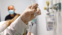 Αρνήτρια γιατρός αναστάτωσε Κέντρο Υγείας στη Λαμία: «Κινδυνεύετε με το εμβόλιο»