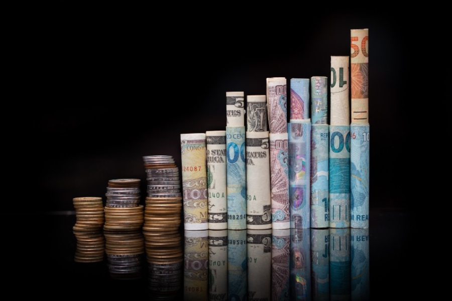 Πέντε σενάρια που απειλούν τις παγκόσμιες αγορές - Βασικός κίνδυνος ο υψηλός πληθωρισμός (Bloomberg)