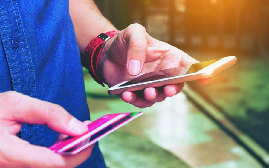 Ολο και πιο δημοφιλείς οι ψηφιακές τράπεζες