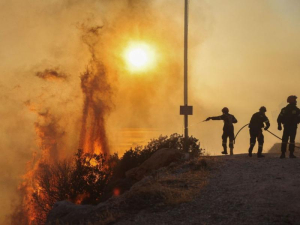 Συνεχίζεται η μάχη με τις φλόγες σε Ρόδο, Κάρυστο, Κέρκυρα και Δερβενάκια Αχαΐας