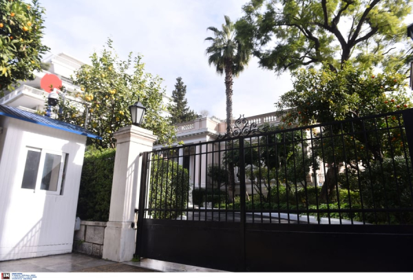 Ένταση με φοιτητές έξω από το Μαξίμου - Ύψωσαν πανό για τα μη κρατικά πανεπιστήμια