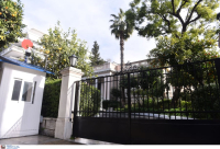 Ένταση με φοιτητές έξω από το Μαξίμου - Ύψωσαν πανό για τα μη κρατικά πανεπιστήμια