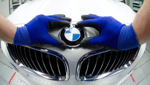 BMW: Σχέδιο αναδιάρθρωσης με επίκεντρο την ΤΝ, τις περικοπές και τις κυκλοφορίες δύο νέων μοντέλων