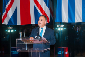 Ο Matthew Lodge, Βρετανός Πρέσβης στην Ελλάδα στο βήμα