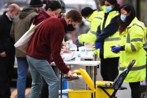 Μαζικά διαγνωστικά τεστ κορωνοϊού στο βόρειο Λονδίνο λόγω εντοπισμού στελέχους από Ν. Αφρική