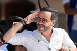 Ο πρόεδρος των ΗΠΑ Τραμπ συγχαίρει τον «νέο πρόεδρο» της Κολομβίας δε λα Εσπριέγια