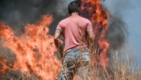 Μάχη με τις φλόγες στην Κερατέα, απειλούνται έντονα τα Βίλια - Συνεχίζονται οι εκκενώσεις