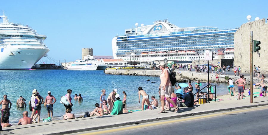Γερμανικά ΜΜΕ για τον ελληνικό τουρισμό: Οι επισκέπτες κάθονται πάνω σε έτοιμες βαλίτσες