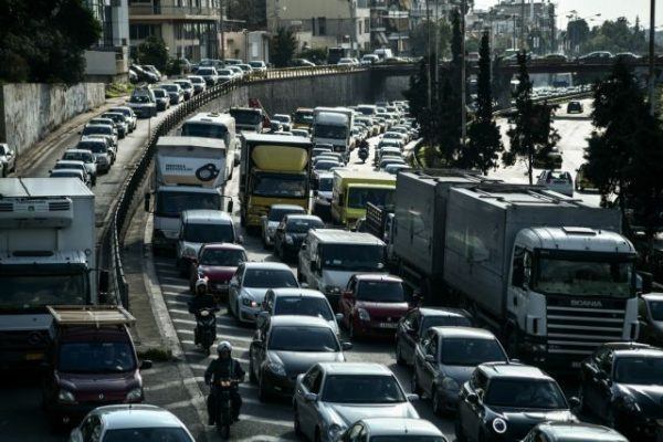 Mποτιλιάρισμα στον Κηφισό μετά από τροχαίο στο ρεύμα προς Λαμία