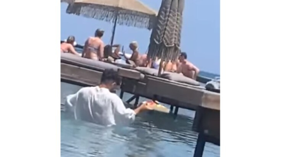 Παρέμβαση δύο υπουργείων για τον σερβιτόρο που παρέδιδε κολυμπώντας παραγγελία στη Ρόδο (vid)