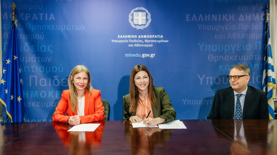 Από αριστερά προς τα δεξιά: Γιάννα Ανδρονοπούλου - Διευθύνουσα Σύμβουλος της Microsoft Ελλάδας, Κύπρου &amp; Μάλτας, Σοφία Ζαχαράκη - Υπουργός Παιδείας, Θρησκευμάτων και Αθλητισμού και James Hutchinson - General Manager Microsoft Elevate EMEA &amp; Asia