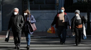 Παραμένουν οι μάσκες στους εξωτερικούς χώρους