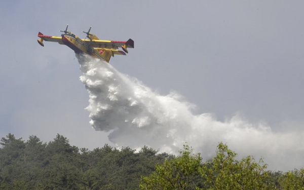 Πυροσβεστικά αεροπλάνα και δασοκομάντος στέλνει η Ελλάδα σε Ισπανία και Πορτογαλία