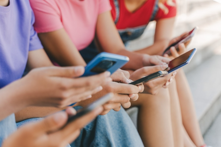 Η Κομισιόν απαγορεύει τα social media σε παιδιά κάτω των 13 ετών