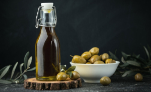 Δασμοί Τραμπ: «Στάση αναμονής» στους κλάδους επιτραπέζιας ελιάς και τυποποιημένου ελαιόλαδου