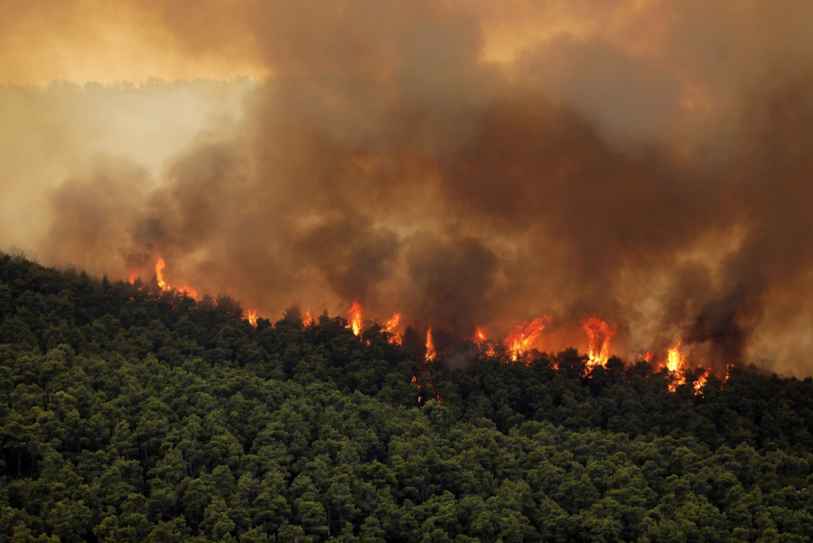 Στο όρος Πατέρας, προς το Πεδίο Βολής Μεγάρων, το μεγάλο μέτωπο της πυρκαγιάς στα Βίλια