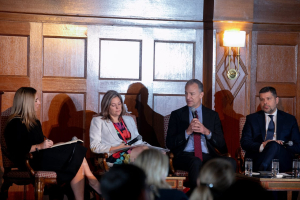 Από αριστερά: Ηλιάνα Μάγρα, δημοσιογράφο της Καθημερινής - Kimberly Harrington, Deputy Assistant Secretary για την ενέργεια στο ΥΠΕΞ των ΗΠΑ - Osama Mobarez, Γενικός Γραμματέας του East Med Gas Forum - Γιώργος Στάσσης, Πρόεδρος της ΔΕΗ