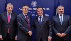 Από αριστερά: Νίκος Ταχιάος, Υφυπουργός Υποδομών και Μεταφορών, Υπουργός Υποδομών και Μεταφορών Χρίστος Δήμας, Άδωνις Γεωργιάδης και ο Αθανάσιος Γιάναρρης, Διευθύνων Σύμβουλος της «Κτιριακές Υποδομές Α.Ε. (ΚΤΥΠ Α.Ε.)»