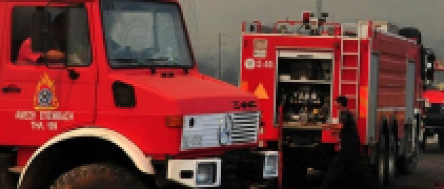 Σε εξέλιξη η πυρκαγιά στο Σχίνο Λουτρακίου