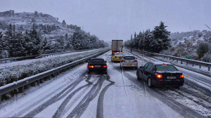 Χιονοπτώσεις στην Ήπειρο - Κλειστή η Εγνατία οδός για βαρέα οχήματα