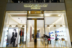 Yves Saint Laurent: Θυγατρική στην Ελλάδα με μετοχικό κεφάλαιο 400.000 ευρώ