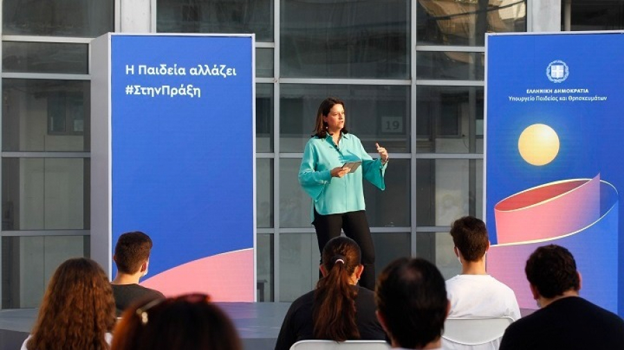 Ο Ρουβίκωνας στο σπίτι της υπουργού Παιδείας