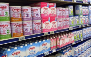 Τα μέτρα που εξετάζει η κυβέρνηση για τις υψηλές τιμές στο βρεφικό γάλα και τις παραπλανητικές εκπτώσεις