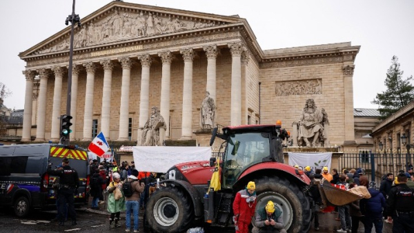 Γαλλία: «Αγροτική πολιορκία» στο Παρίσι για τη Mercosur