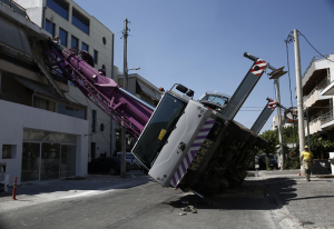 Γερανoφόρο όχημα έπεσε σε οικία στο Περιστέρι - Ένας τραυματίας