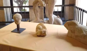 Στο Μουσείο της Ακρόπολης τα τρία θραύσματα από τα Γλυπτά του Παρθενώνα που δώρισε το Βατικανό