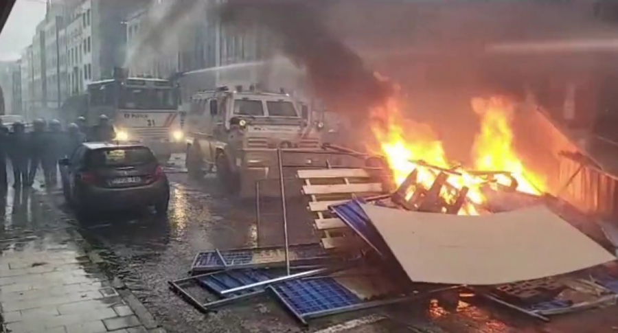 Σκηνές χάους στις Βρυξέλλες από τα σοβαρά επεισόδια στη διαδήλωση κατά των μέτρων για τον κορονοϊό